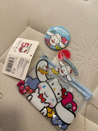 Kit Daiso: Acrílico, Botom e Bolsinha Hello Kitty x Cinnamoroll