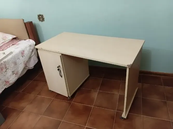Mesa de escritorio com armário