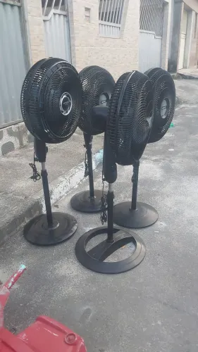 Vende-se Ventiladores de Coluna. Valor 150,00.