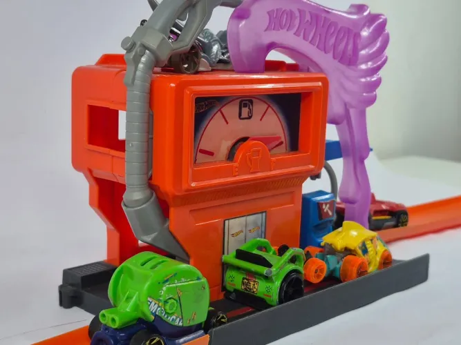 Kit Hot Wheels Playset/ lançador Downtown Speedy Fuel Stop + extras.