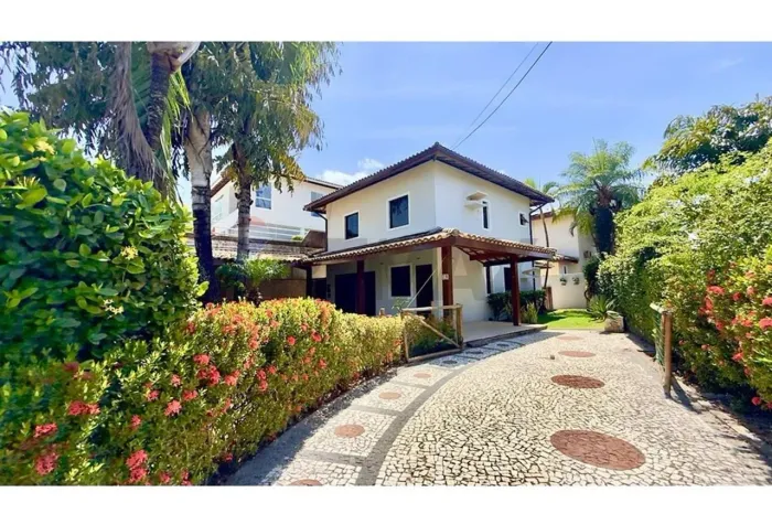Casa Duplex em Buraquinho: Conforto e Satisfação.