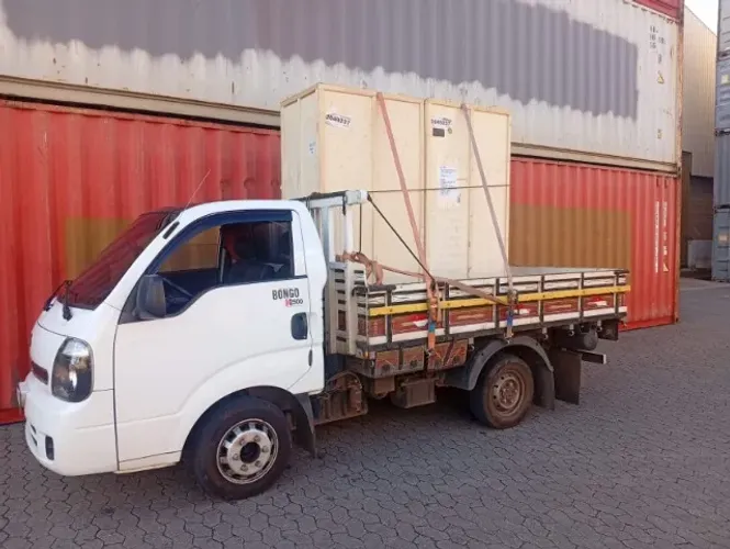 Faço fretes, Viagens, Carretos, Transporte de mercadorias para empresas.