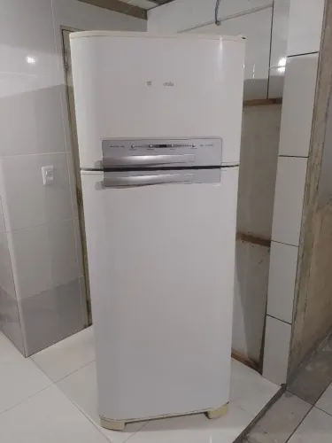 GELADEIRA ELETROLUX FROST FREE GELO SECO BEM CONSERVADA GELANDO PERFEITAMENTE