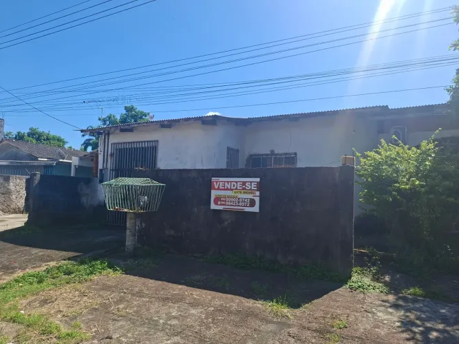 Alugo casa bem localizada centro de Santana