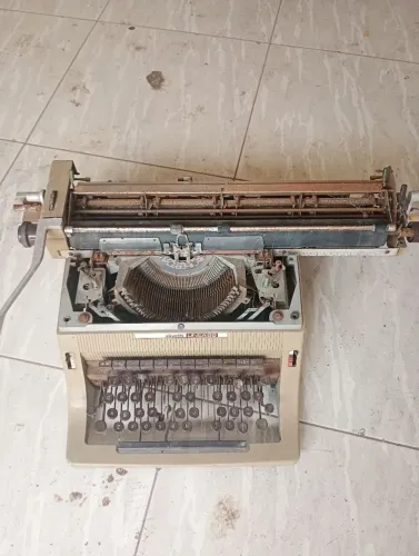 Máquina de escrever é um toca fita cassete relíquia os dois