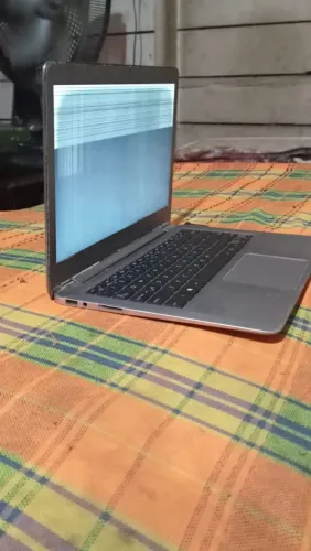 Notebook com defeito de tela mas operadores e som equipamentos funcionando com carregador