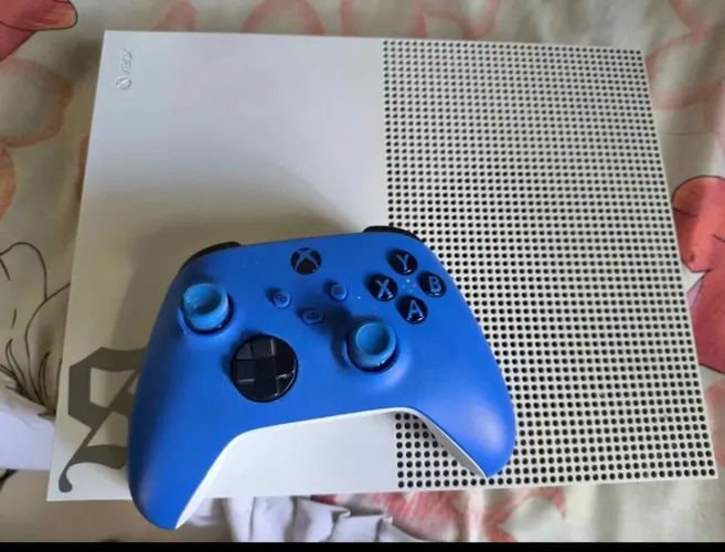 Xbox One S 1 TB + 2 controles hall effect