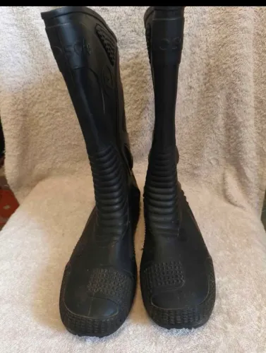 Vende-se Bota de borracha tioo 7 léguas tamanho 41 em bom estado 