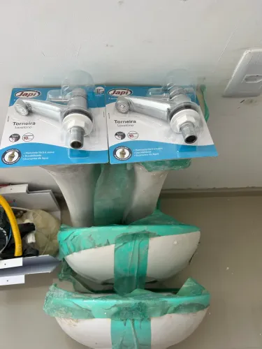 Vendo 2 pias + 2 colunas + 2 torneiras para banheiro!