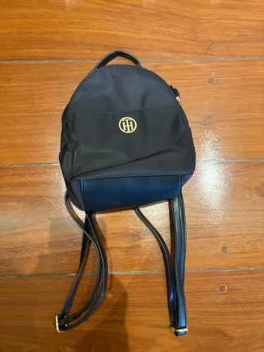 mochila tommy hilfiger preta pequena