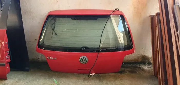 Tampa traseira porta mala golf temos cor vermelha, preta e prata