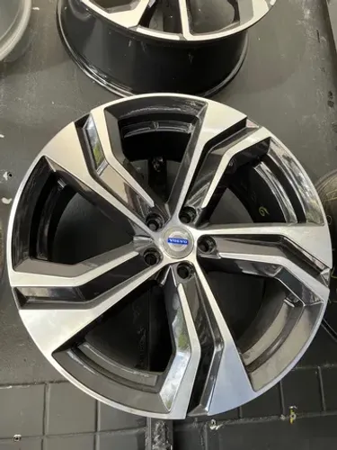 Roda Volvo aro 20.