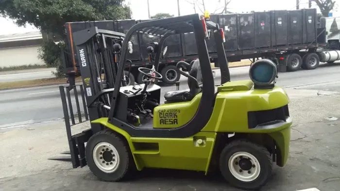 Empilhadeira GLP Clark, CMP40L, Capacidade 4.000Kg