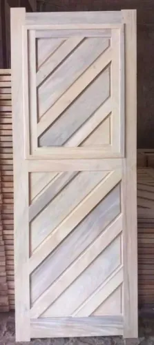 Porta de madeira maciça com design moderno