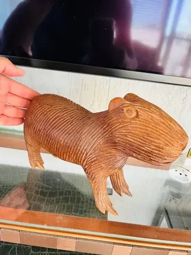 Escultura madeira capivara