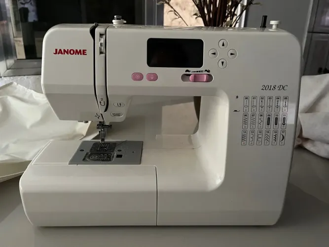 Máquina de Costura Janome 2018DC
