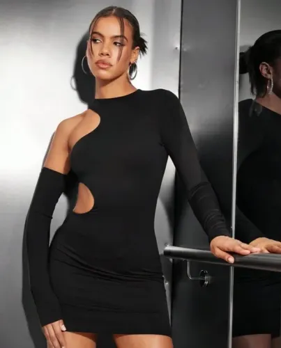 Vestido Preto com Detalhe Cut Out - Tamanho P