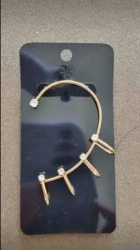 Brinco de cartilagem com zircônias