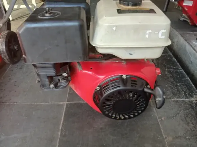 Motor a gasolina 15 HP partida elétrica marca Branco usado em bom estado
