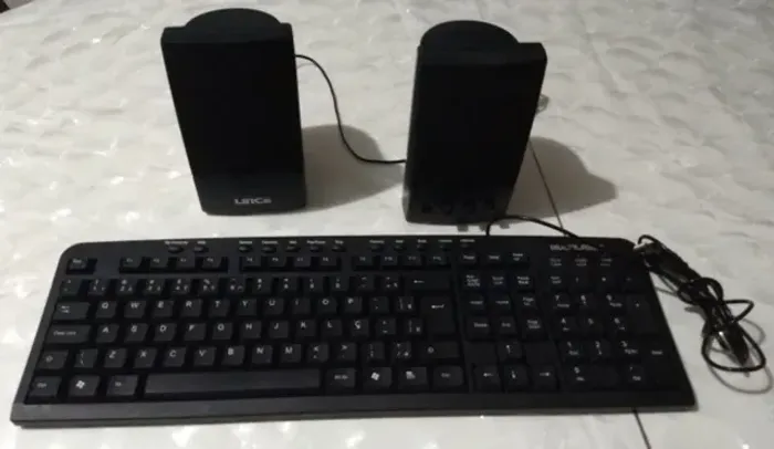 Caixas de som e teclado 
