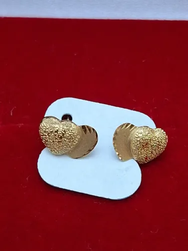 Brinco infantil ouro 18k em formato de coração 