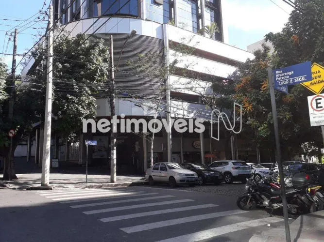 Lote situado em Rua plana e tranquila, fácil acesso em excelente localização em bairro nob