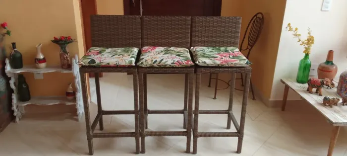 Banquetas em vime sintético semi novas.
