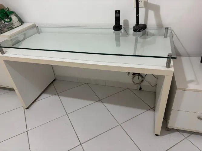 Escrivaninha com Tampo de Vidro e Design Moderno