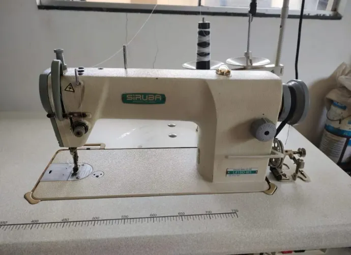 Máquina de costura industrial reta, marca SIRUBA