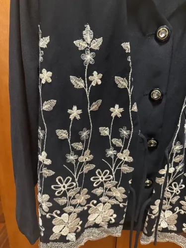 Blazer preto com bordado floral