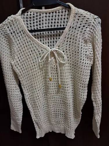 Suéter feminino de tricô bege com detalhes