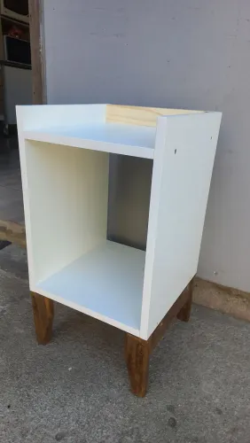 Par Mesa de cabeceira moderna com design diferenciado