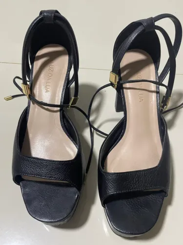 Sandália preta peep toe - luz da lua (salto alto com meia pata)