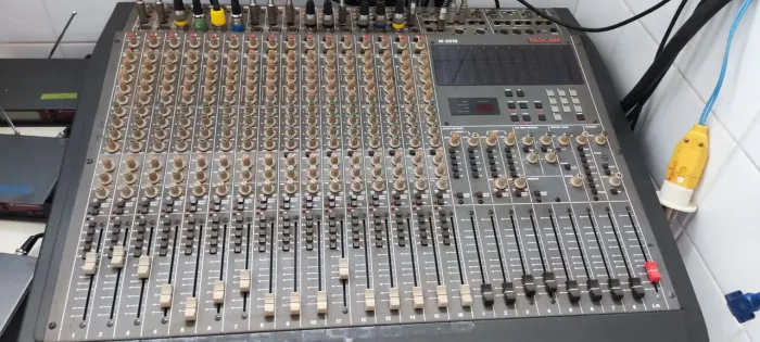 Tascam M-2516 - Mesa Analógica Vintage