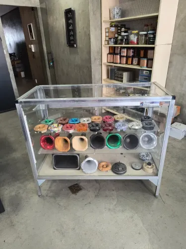 Balcão expositor em vidro e alumínio 