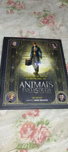 Livro Mergulhe na magia - os bastidores de animais fantásticos e onde habitam