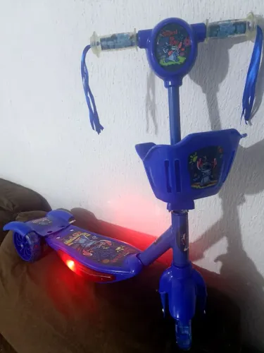 R$110 patinete infantil azul stitch patinete com musical e luzes novo 0km scooter stitch
