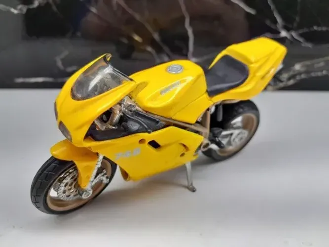 Miniatura Ducati 748 Maisto 1/18