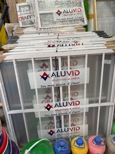 Janela 1x1 com grade branca 