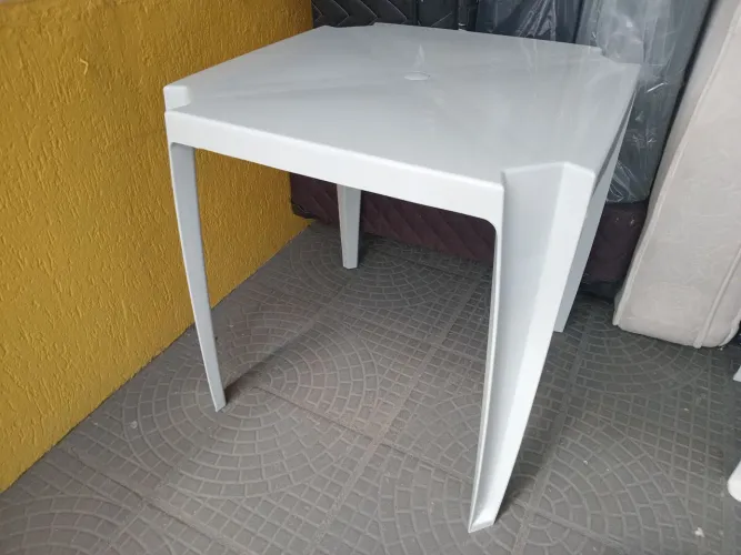Mesa plástica 70 x 70cm, nova.(Entrego).