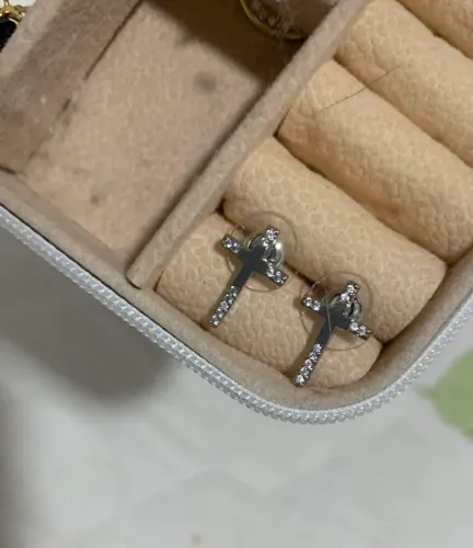 Brincos de cruz com detalhes em strass