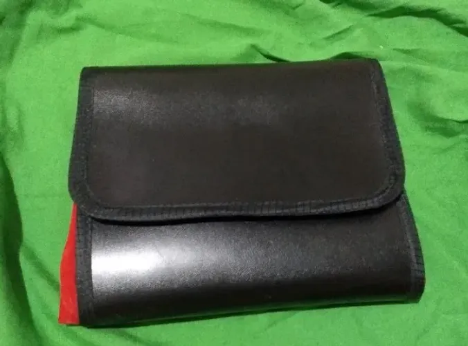 Estojo em couro e veludo para joias.