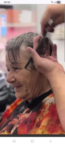 Cabeleireira e barbeira em seu domicílio 