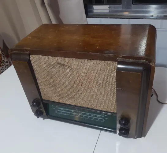 Rádio antigo de madeira a válvula relíquia GIGANTE 
