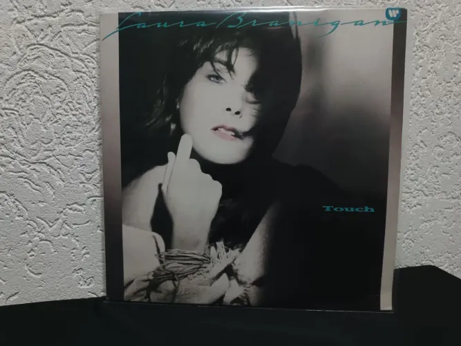 Laura Branigan touch
