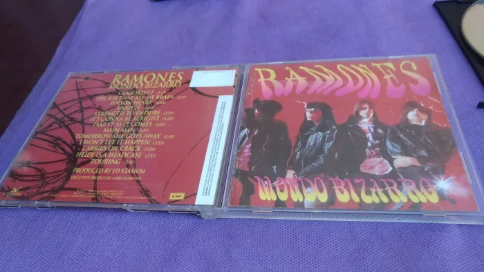Cd dos Ramones, Mondo Bizarro, original, bom estado. E outros.