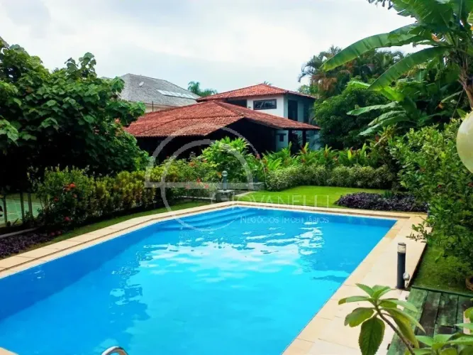 Casa linear com mezanino no Núcleo das Mansões Barra da Tijuca, em 1540m² de terreno, 3 su