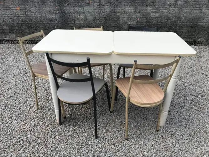 Mesa com 5 cadeiras! Dimensões na descrição do anúncio!!