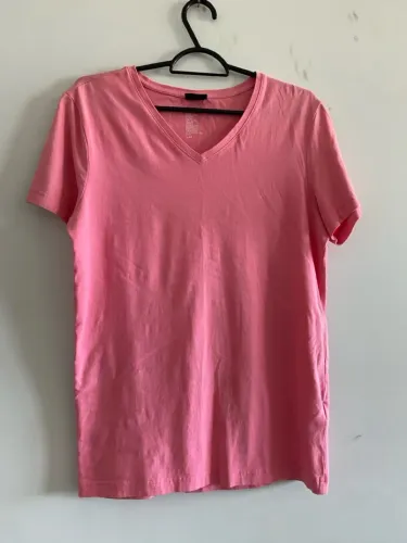 Camiseta Rosa V-neck