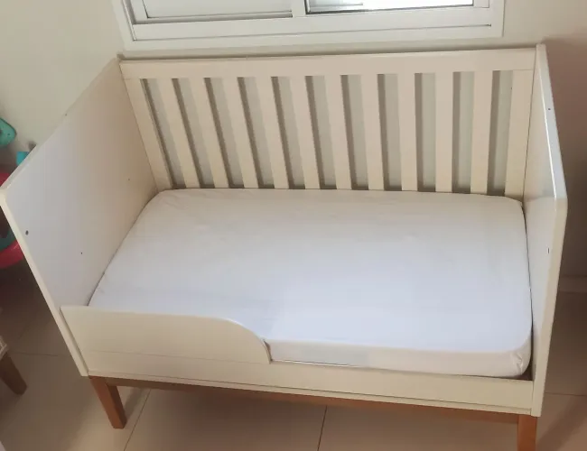 Berço Infantil Branco com Grade + colchão 